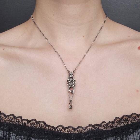 Vintage Victorian Gothic long silver pendant on a small chain necklace - Picture 4 of 10